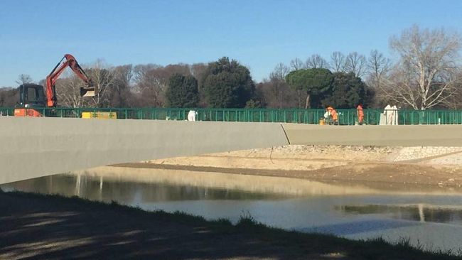 Passerella Isolotto: operai al lavoro sul ponte alle Cascine