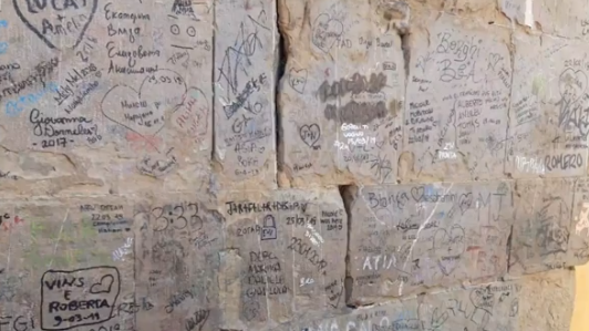 Scarabocchiare Firenze, un hobby internazionale: fanno notizia i vandali, meno i pulitori