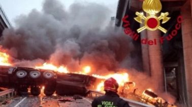 Tragedia in A1, tir precipita e prende fuoco: autista morto