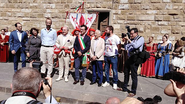 Bagno di folla per Commisso in piazza Santa Croce