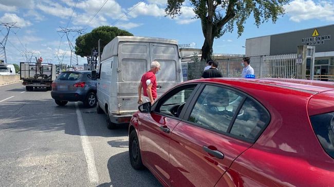 Scaricavano illegalmente scarti tessili nei cassonetti: individuati e denunciati due cinesi