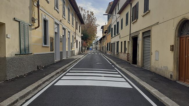 Nuovo asfalto e nuova segnaletica in via Reginaldo Giuliani 