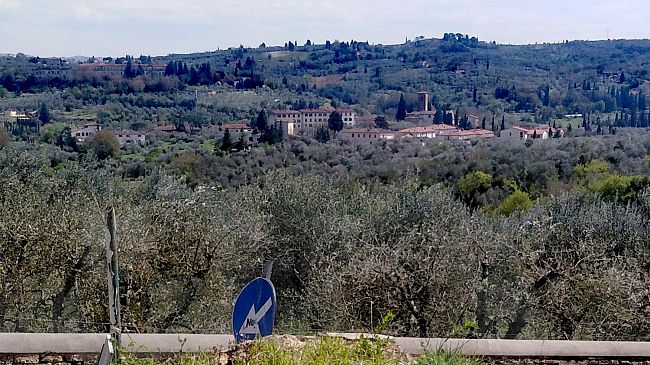 Cade nella botola lasciata aperta dai ladri: ferita signora