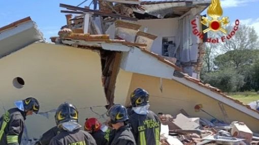 Crolla abitazione: 4 feriti, donna salvata, morto un uomo