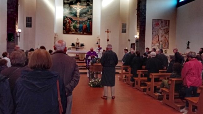 Il funerale di Lorenzo Brogioni: chiesa gremita al Galluzzo