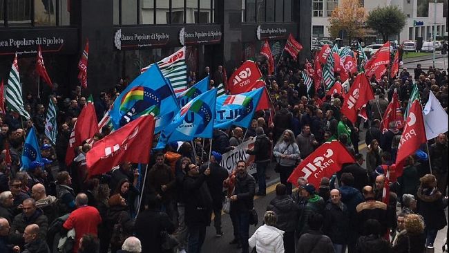 ​Sciopero dei tessili, oltre 500 al presidio di Prato