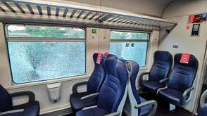 Vandali sul treno Firenze-Pisa: spaccati finestrini e rotte porte