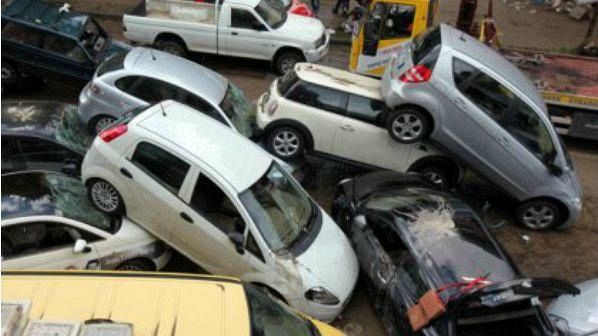 Aulla: una montagna di auto alluvionate