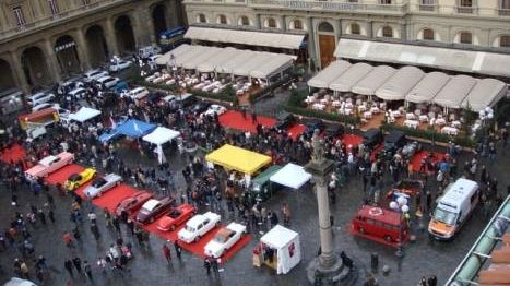 100 auto d'epoca in piazza della Repubblica a Firenze