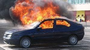 Auto in fiamme, stamani chiusa via D'Annunzio a Coverciano