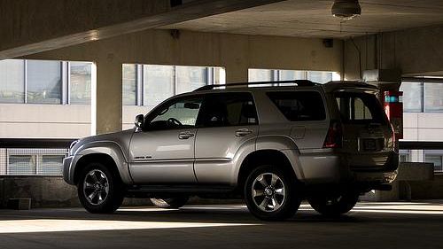 Centinaia di false multe sui parabrezza dei SUV