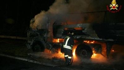 Autoarticolato in fiamme sull'autostrada A1