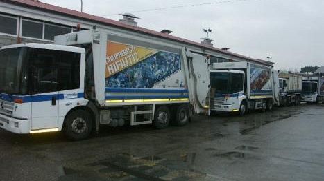 Partiti da Firenze i 6 autocompattatori raccogli rifiuti per Napoli