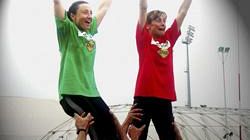 Donne sull’orlo di un campo da rugby