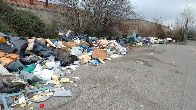 Discarica abusiva in via Luzi, ci sono anche rifiuti speciali
