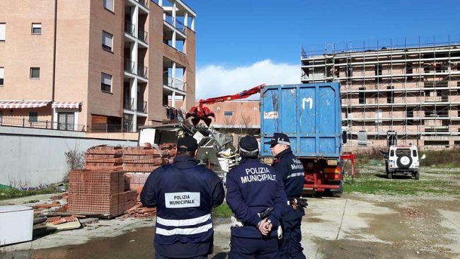 Controllo dei vigili in via Nazionale: sequestrati oltre 600 capi di abbigliamento