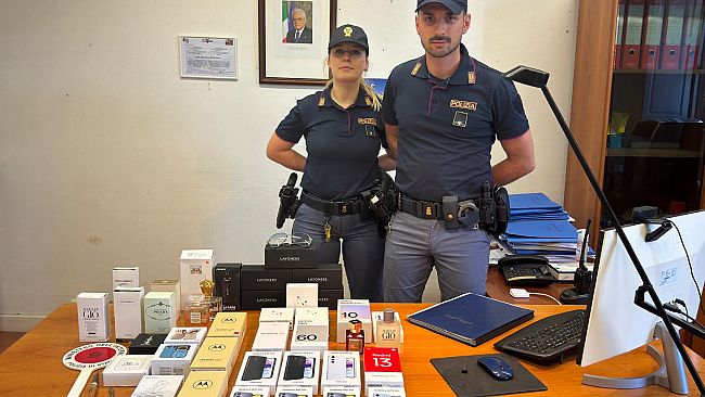 Campi Bisenzio, roba sparita dallo smistamento merci: due arresti