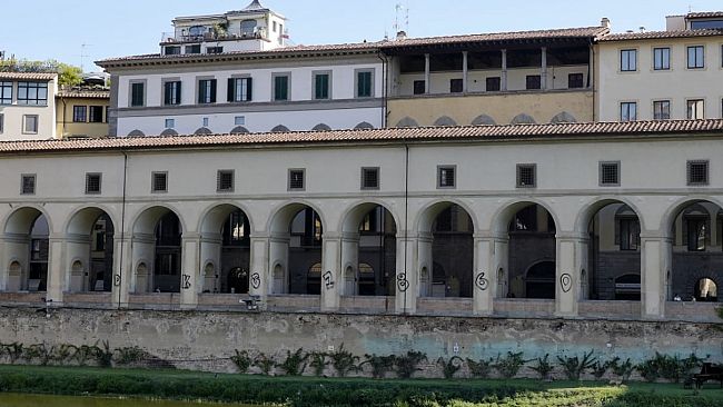 Vandali a Firenze, sfregiato il Corridoio Vasariano 