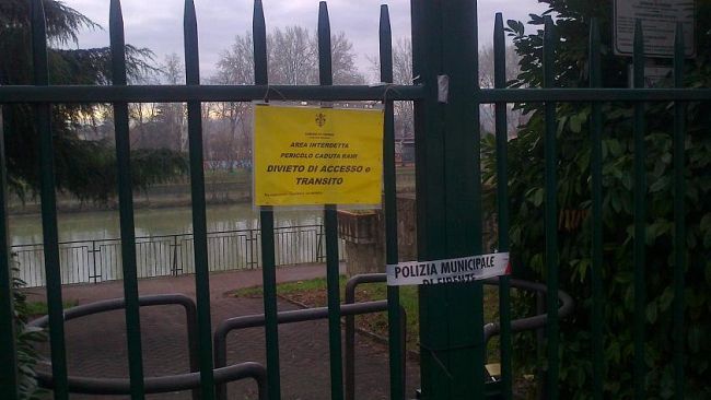 La Municipale chiude i giardini pubblici sul lungarno, ma i tronchi restano