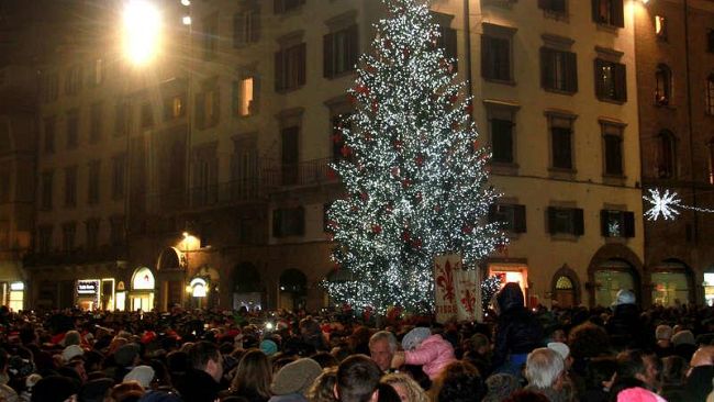 Natale: Renzi inaugura l'abete in piazza del Duomo