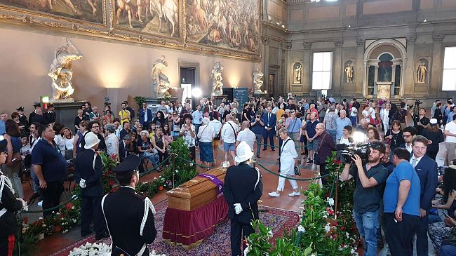 Firenze, in migliaia per l'omaggio a Zeffirelli