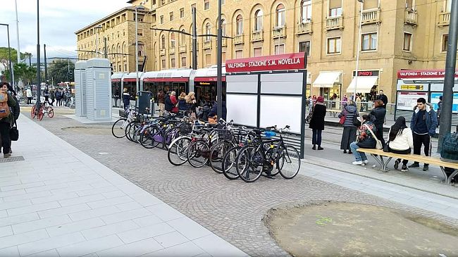 Occhio alle bici, torna la pulizia delle rastrelliere