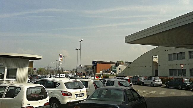 Torregalli, ingresso ostruito e parcheggio agonizzante per l'ospedale alle porte di Firenze