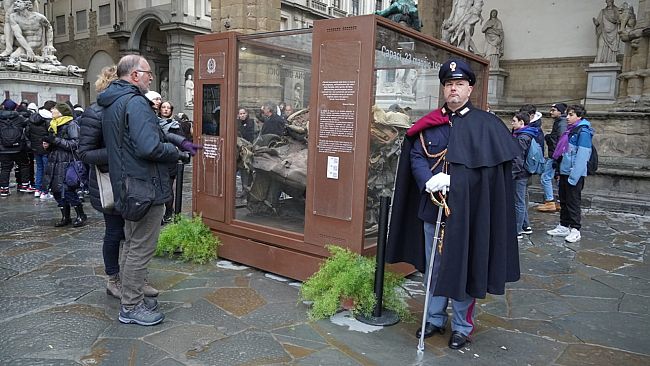 La Teca con i resti della 'Quarto Savona Quindici' in piazza Signoria