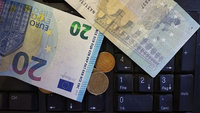 Con la scusa di vendere braccialetti, rubava soldi