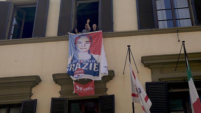 Salvini attacca Toscana a Sinistra per lo striscione pro-Carola