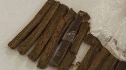 Senza patente e senza assicurazione, aveva un etto di hashish