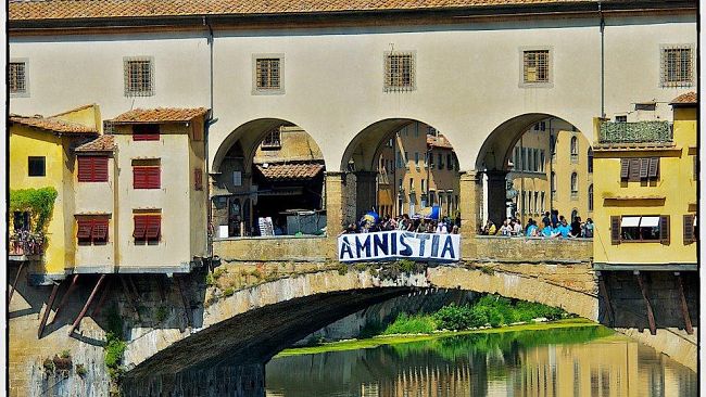 Carceri: i Radicali fiorentini appendono striscione su Ponte Vecchio