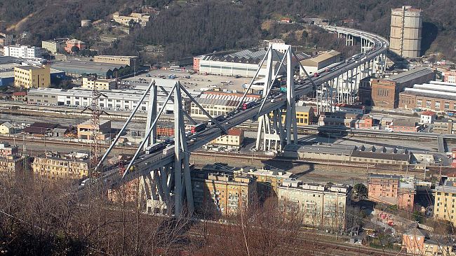 Crollo a Genova, cede il viadotto sulla A10