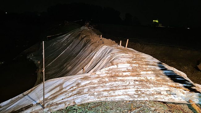 Contro l'alluvione si lavora anche di notte