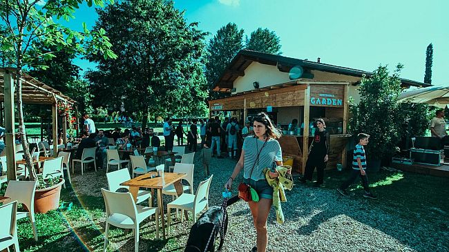 Domenica 6 ottobre tovaglie e cestini stesi sull'erba