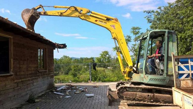 Campo rom del Poderaccio, demolita casetta in legno