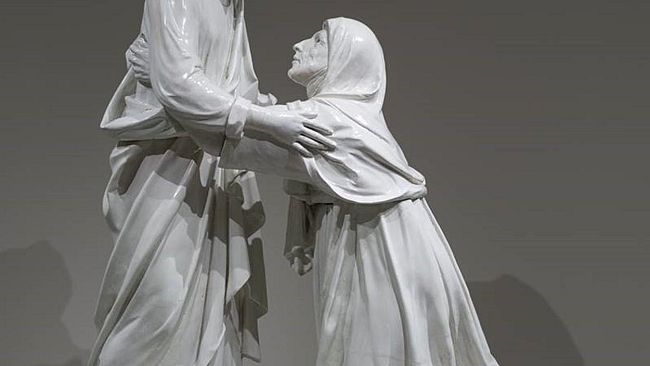 La statua della Visitazione illumina la chiesa di San Leone