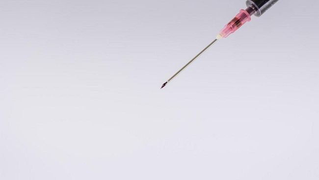 ​Bimba punta da una siringa al parco di Villa Vogel