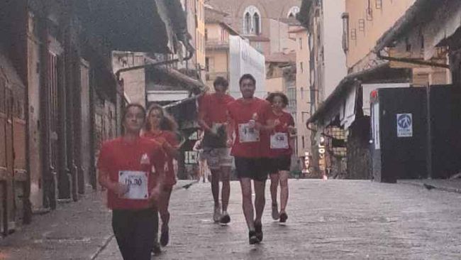 Firenze attraversata all'alba dagli studenti della Virtual 5.30