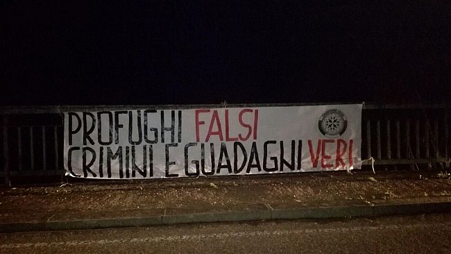 Empoli: nella notte uno striscione razzista al centro accoglienza di Martignana