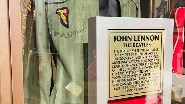 John Lennon: giacca custodita all’Hard Rock Cafe Firenze