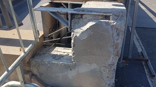 Piazzale Bambine e Bambini di Beslan, targhe distrutte