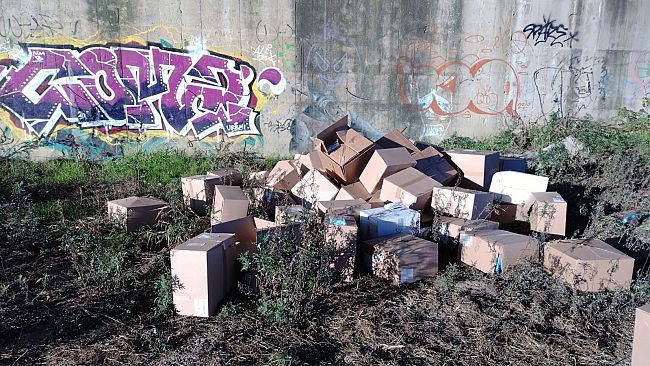 Scatoloni con mascherine abbandonati a Firenze