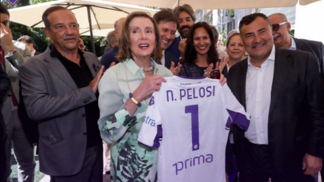Una maglia viola per Nancy Pelosi 