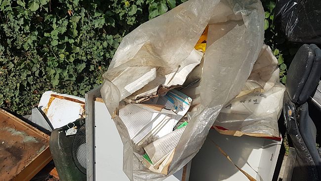 Multato dalla Polizia Municipale svuotacantina che abbandona materiale