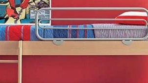 Bimbo resta incastrato nel letto a castello e muore