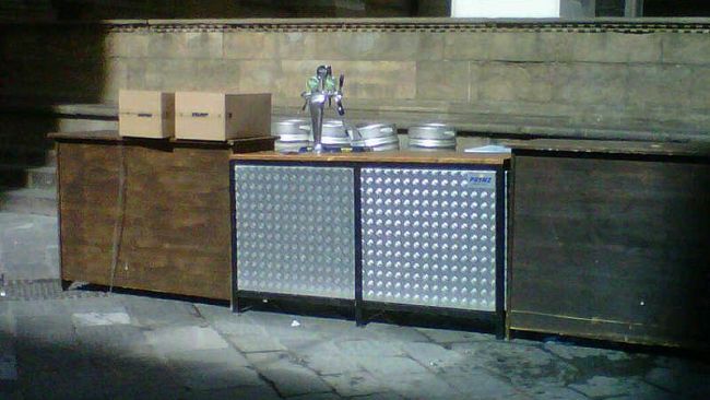 Un chiosco-birreria attaccato alla Loggia dei Lanzi