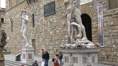 Danneggiata statua alla Loggia dei Lanzi in piazza Signoria