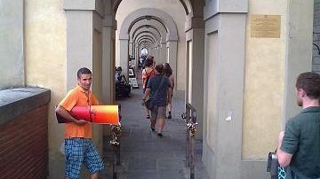 b307291607-aggressione-in-strada-a-firenze-tra-venditori-ed-agenti-della-municipale