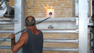 Spostamento di sede per la storica vetreria Lux: ieri sono stati accesi i forni nello stabilimento della zona industriale Le Pratella e lunedì saranno spenti quelli della sede storica a La Torre